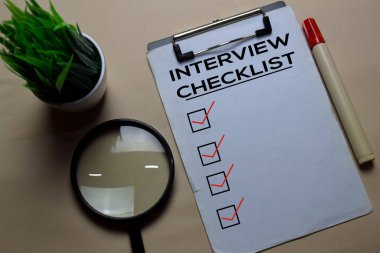 Mülakat listesi, ofis masasındaki izole bir evrak üzerine yazılsın..