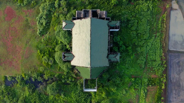 Aerial, Drone Shot, em cima na fazenda abandonada cercada por arrozal, na cidade de Bekasi, em um dia ensolarado de verão, na Indonésia . — Fotografia de Stock