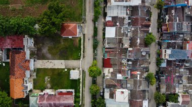 İHA atışı. Yerleşim yerlerinin hava görüntüsü. İnsansız hava aracıyla. Doku arkaplanı doğal.