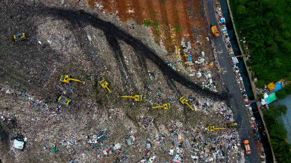 Luftaufnahme. große Deponien wie Berge. der traktor nimmt müll auf deponien bei bekasi - indonesien — Stockfoto