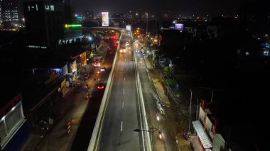 Gece otoyolda hafif patikalar, Bekasi 'de uzun soyut kentsel arkaplan