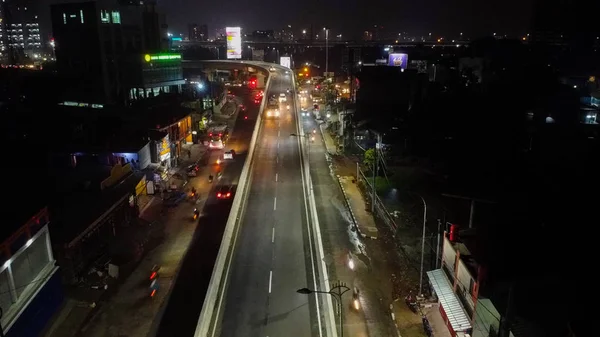 Trilhas de luz na auto-estrada à noite, exposição longa abstrato fundo urbano em Bekasi — Fotografia de Stock