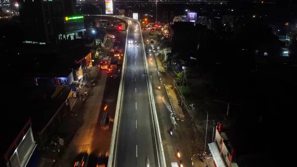 Jalur cahaya di jalan tol di malam hari, lama terpapar abstrak latar belakang perkotaan di Bekasi — Stok Foto