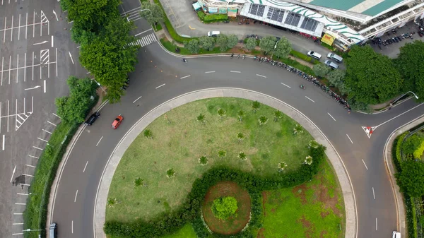 Vista aérea do parque circular em forma perto de AEON MALL Jakarta Garden City, AEON é um maior shopping center no leste de Jacarta . — Fotografia de Stock