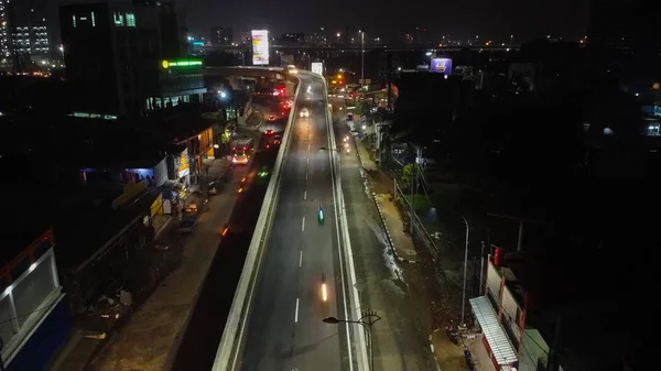 Световые трассы на автомагистрали ночью, длительная экспозиция абстрактного городского фона в Бекаси — стоковое фото