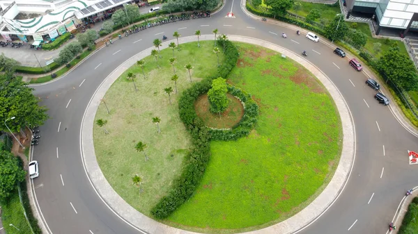 Antenn utsikt över den cirkulära parken formad nära Aeon Mall Jakarta Garden City, är Aeon en största köpcentrum i östra Jakarta. — Stockfoto