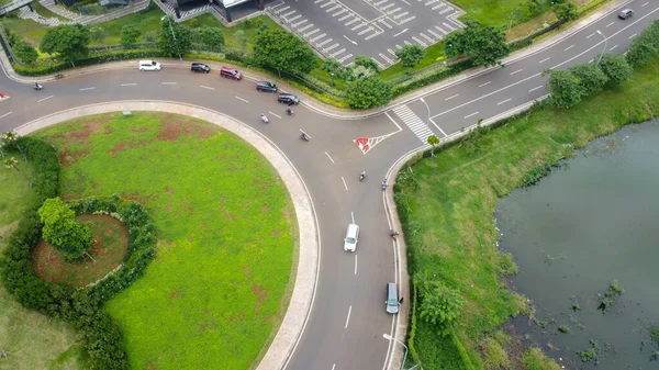 Авіаційний вид круглих парків, сформованих біля Саду Ен-Мел Джакарта, Еон є найбільшим торговим центром у Східній Джакарті.. — стокове фото