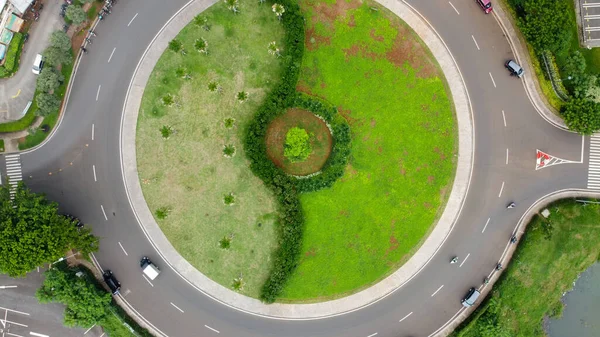 Vista aérea del parque circular en forma cerca de AEON MALL Jakarta Garden City, AEON es un centro comercial más grande en el este de Yakarta . —  Fotos de Stock