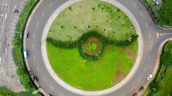 Vista aérea do parque circular em forma perto de AEON MALL Jakarta Garden City, AEON é um maior shopping center no leste de Jacarta . — Fotografia de Stock