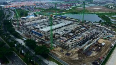 Jakarta. Endonezya - 7 Şubat 2020: yüksek inşaat alanı. Büyük endüstriyel vinç ve arka planda şehir manzarası. Hava aracı görüntüsü. Jakarta şehir gelişimi