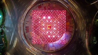 Bekasi, Batı Cava, Endonezya - 10 Şubat 2020: Gece karayolunda açık yollar, Summarecon Bekasi 'de uzun süre soyut kentsel arka plan