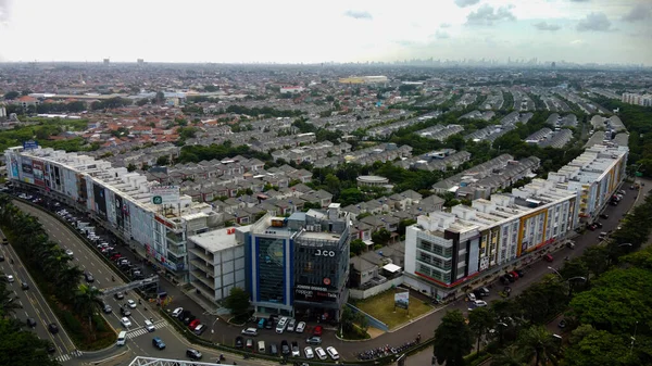 Bekasi, West Java, Indonésie - 10. února 2020: Skyline Aerial Shot. Obytné prostředí v Summarecon Bekasi. Jeden z největších bytů v Bekasi a obchody, jako je Jco, Breadtalk — Stock fotografie