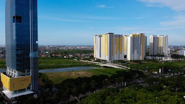 Bekasi, Java Ouest, Indonésie - 10 février 2020 : Paysage aérien d'un immeuble moderne dans le quartier central des affaires de Bekasi à partir d'un drone . — Photo