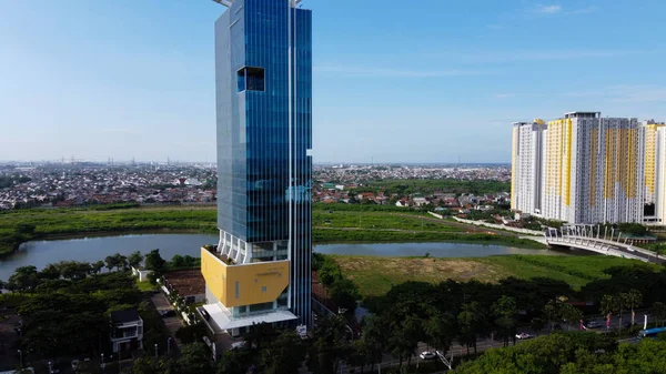 Bekasi, Java Ouest, Indonésie - 10 février 2020 : Paysage aérien d'un immeuble moderne dans le quartier central des affaires de Bekasi à partir d'un drone . — Photo