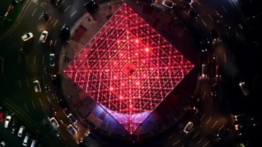 Bekasi, Batı Cava, Endonezya - 10 Şubat 2020: Gece karayolunda açık yollar, Summarecon Bekasi 'de uzun süre soyut kentsel arka plan