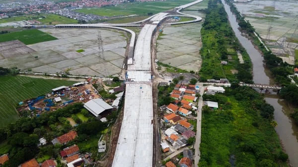 Disparo aéreo. Ponte em construção e A borda de um rio urbano com casas — Fotografia de Stock