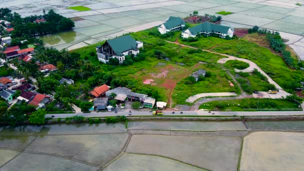 空中风景 农村的房屋和田地被绿树和稻田环绕 — 图库视频影像