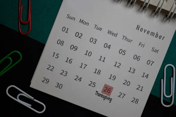 Vista superior Calendario mensual de noviembre y marcado 26 Día de Acción de Gracias aislado en el escritorio de la oficina — Foto de Stock