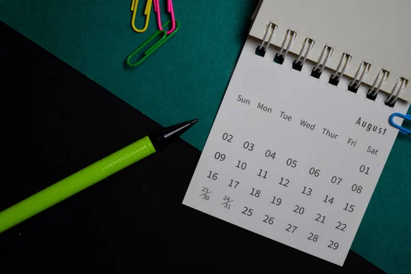 Ovanifrån Augusti månad Kalender isolerad på kontoret skrivbord — Stockfoto