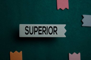 Ofis Masası 'na izole edilmiş yapışkan bir nota üstün yazı