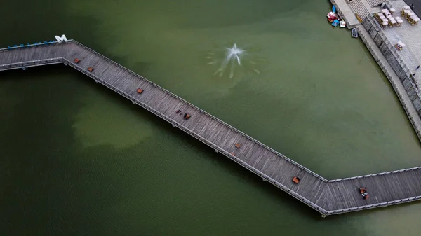 Εναέρια άποψη ή drone shot. Γέφυρα στη μέση μιας πράσινης λίμνης — Φωτογραφία Αρχείου