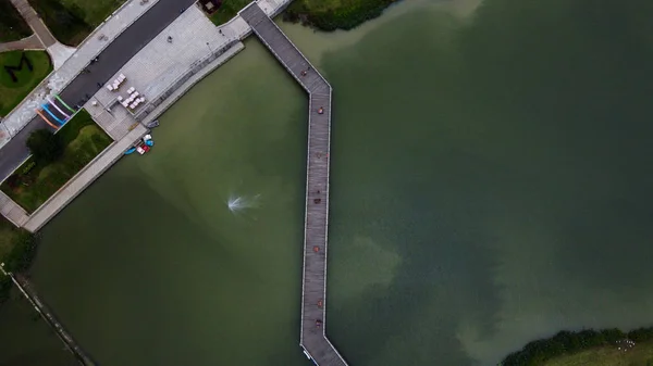 Vista aérea ou Drone Shot. Ponte no meio de um lago verde — Fotografia de Stock