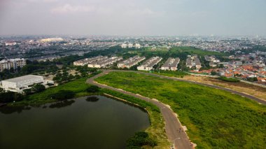 Hava Görüntüsü ya da İHA Atışı. Güzel konut alanı ve yağmurdan sonra bahçe manzarası