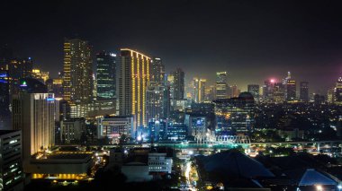 Bekasi, 18 Şubat 2020: Jakarta 'nın arka planda ışıkları olan modern binaları, Kuningan Jakarta, Endonezya manzarası