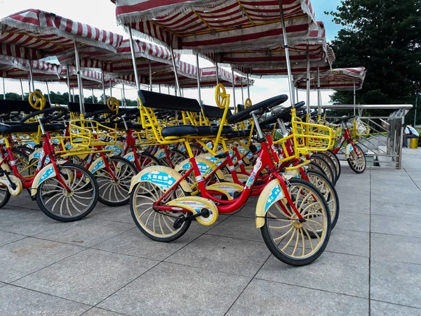 Bekasi, 18 de fevereiro de 2020: Bicicletas da cidade para alugar estacionadas em Cikarang, Bekasi, Indonésia . — Fotografia de Stock