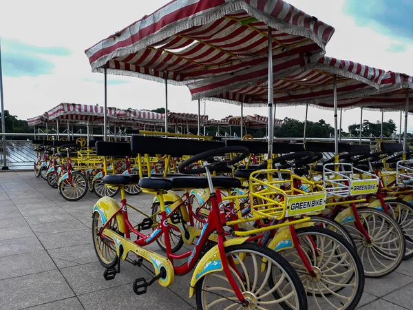 Bekasi, 18 de fevereiro de 2020: Bicicletas da cidade para alugar estacionadas em Cikarang, Bekasi, Indonésia . — Fotografia de Stock