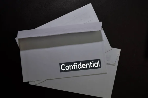 Vertrauliches Schreiben auf weißem Umschlag isoliert auf Schreibtisch. — Stockfoto