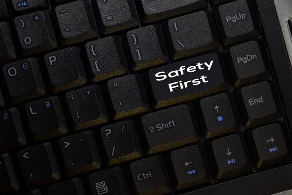 Seguridad Primero aislado en el fondo del teclado portátil — Foto de Stock