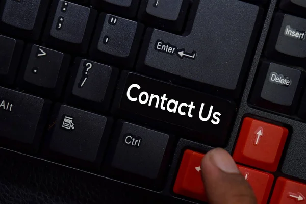 Contacte-nos isolado no fundo do teclado laptop — Fotografia de Stock