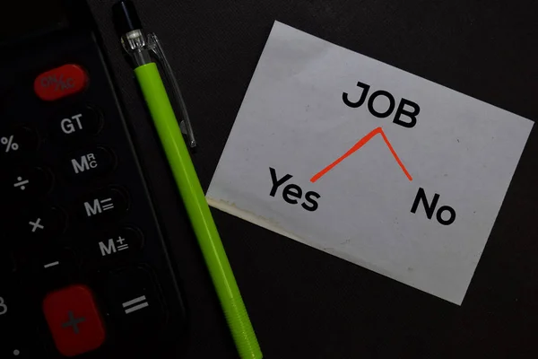 Job - Ano nebo Ne zápis na lepicí poznámku izolované na kancelářském stole. — Stock fotografie
