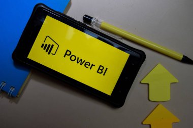 Bekasi, Batı Java, Endonezya. 24 Şubat 2020: Microsoft Power Bi dev uygulaması Smartphone ekranında. Power Bi, Microsoft Corporation tarafından geliştirilen ücretsiz bir web tarayıcısıdır.