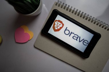 Bekasi, Endonezya. 26 Şubat 2020: Brave Tarayıcı: Smartphone ekranında Hızlı Adblocker dev uygulaması. Brave Tarayıcı: Hızlı Adblocker, Brave Software tarafından geliştirilen ücretsiz bir web tarayıcısıdır.
