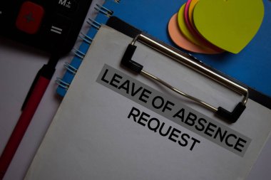 İzole edilmiş beyaz arkaplan üzerine İzin Talebi yazısı.