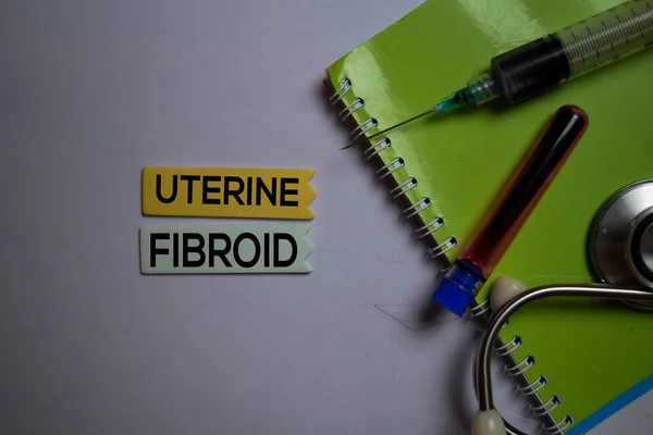 Uterine Fibroid Bovenaanzicht Bureau Met Bloedmonster Gezondheidszorg Medisch Concept — Stockfoto