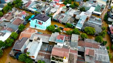 Sel baskınının havadan görüntüsü. Büyük doğal afetlerin ardından oluşan yıkım. 2.7k çözünürlük videosu
