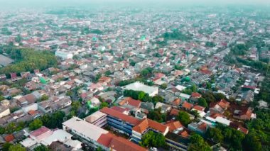 Sel baskınının havadan görüntüsü. Büyük doğal afetlerin ardından oluşan yıkım. 2.7k çözünürlük videosu