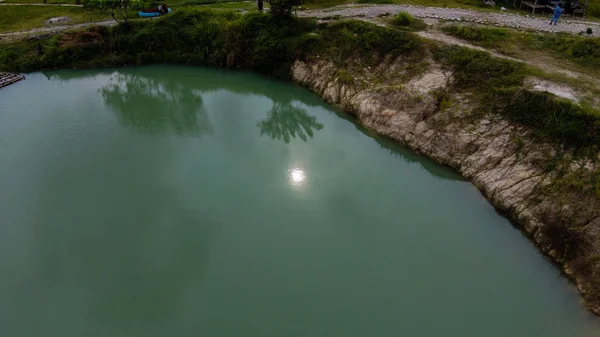 Vista Aérea Belo Lago Verde Cercado Por Grama Verde — Fotografia de Stock