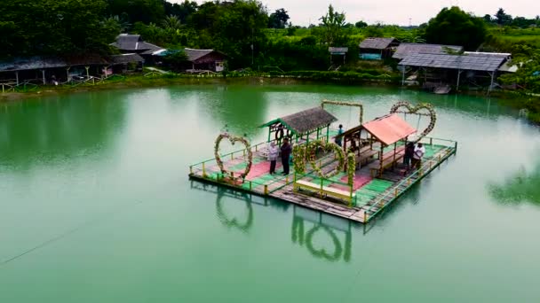 Tangerang Indonesia Maret 2020 Pandangan Udara Pasangan Berdiri Atas Perahu — Stok Video