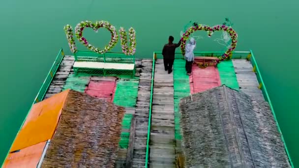 Tangerang Indonesia Maret 2020 Pandangan Udara Pasangan Berdiri Atas Perahu — Stok Video