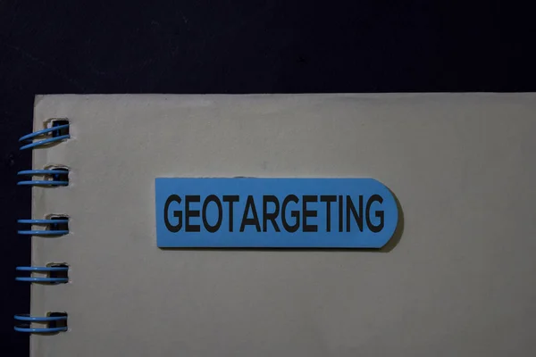 Geotargeting Γράψει Κολλώδη Σημείωση Απομονώνονται Στο Γραφείο Του Γραφείου — Φωτογραφία Αρχείου