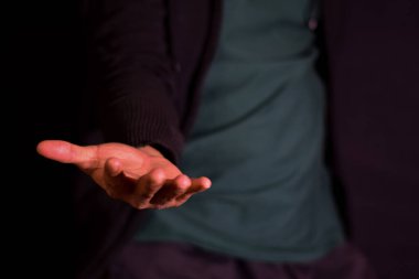 Siyah arka planda el ele tutuşmak anlamına geliyor. parmak üzerine seçici odaklanma