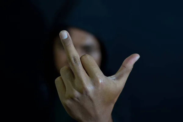 Jovem Mostrando Dedo Médio Tipo Criminoso Pessoa Fundo Preto Escuro — Fotografia de Stock