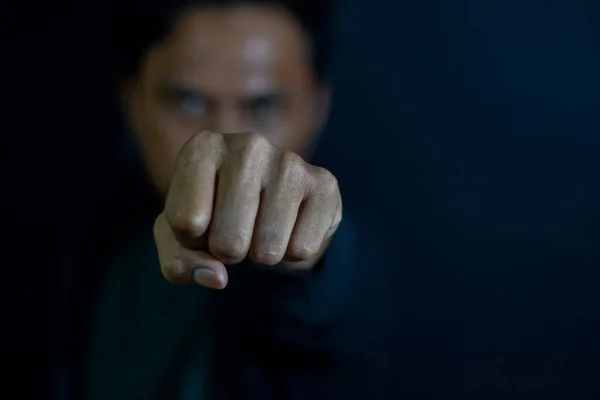 Молодий Чоловік Показує Палець Означає Серйозний Або Бокс Бореться Концепцією — стокове фото