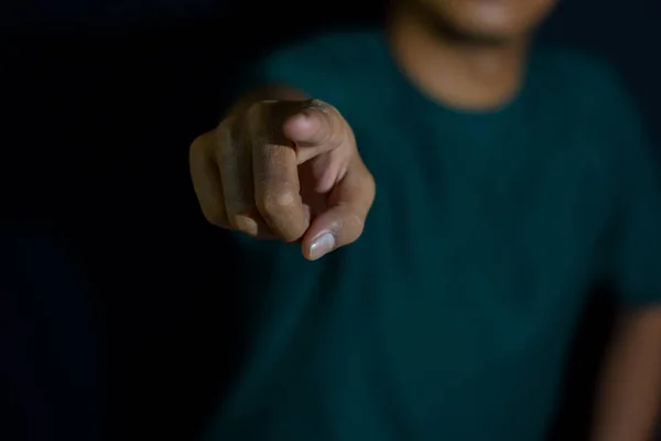 Jongeman Met Vinger Het Betekent Dat Keuze Donker Zwarte Achtergrond — Stockfoto