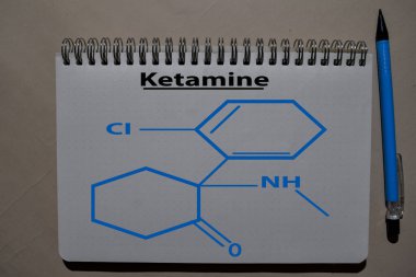Ketamin bir kitabın üzerine yazılır. Yapısal kimyasal formül. Eğitim kavramı