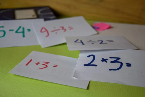 Μαθηματικά Γράφουν Σημείωμα Απομονωμένο Στο Γραφείο Εκπαιδευτική Έννοια — Φωτογραφία Αρχείου